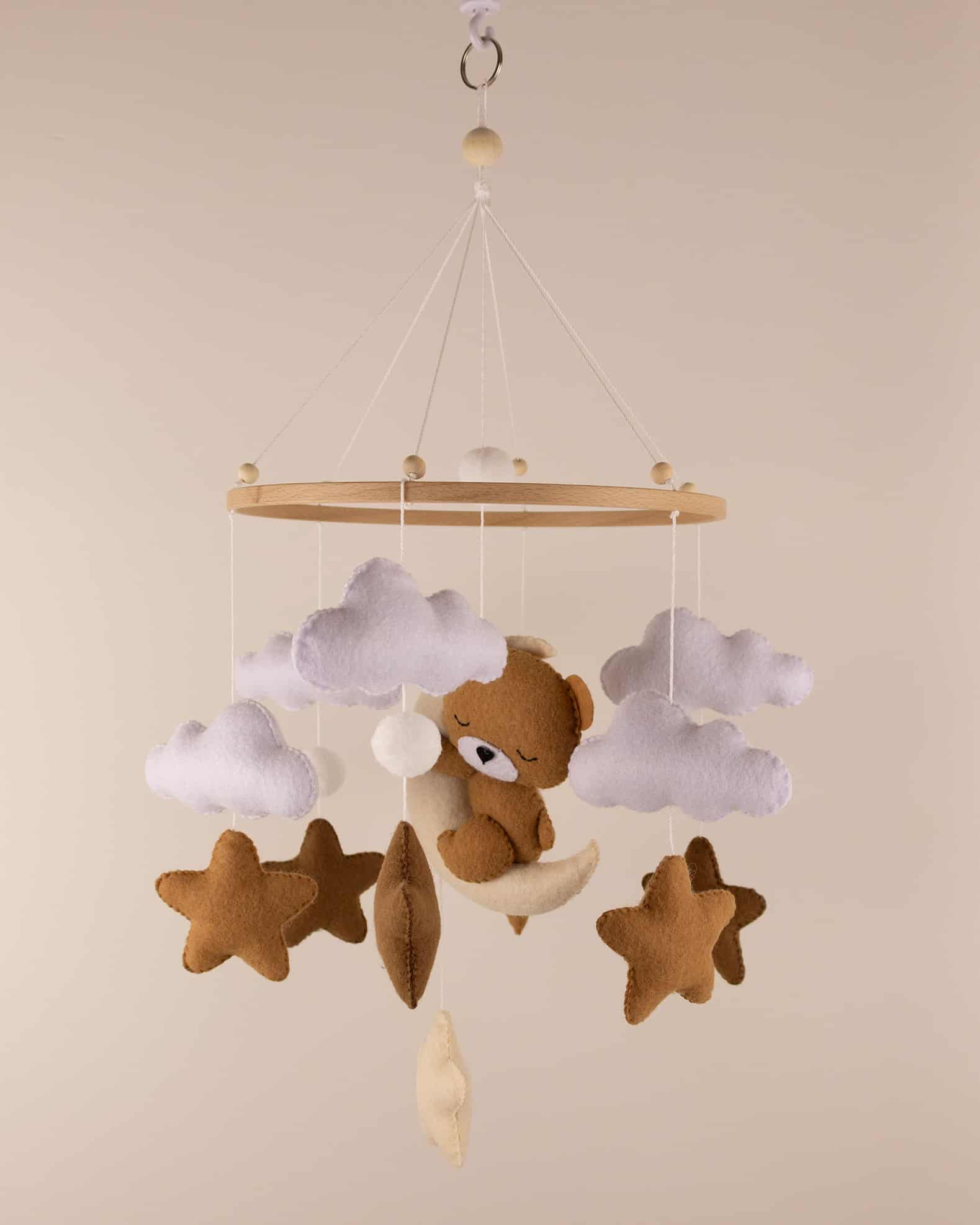 handgemachter schlafender Bär baby mobile